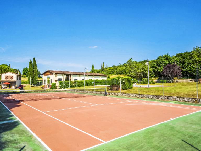 Holiday apartment with barbeque, pool & patio — photo 4