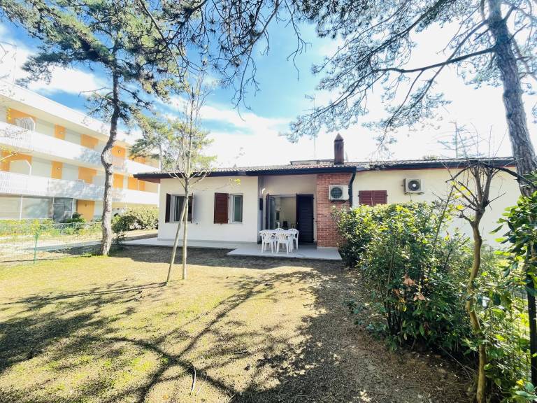 Family-friendly villa with garden & barbeque | Garden view | Beach nearby | Pet-friendly in Bibione