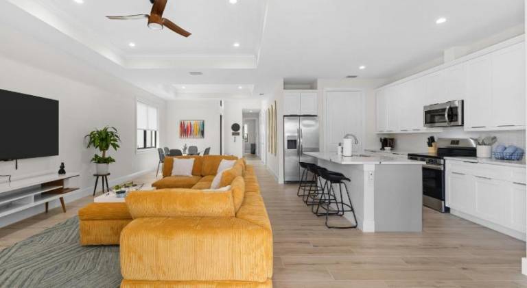 Colorful retreat near beach and pickleball courts — photo 2
