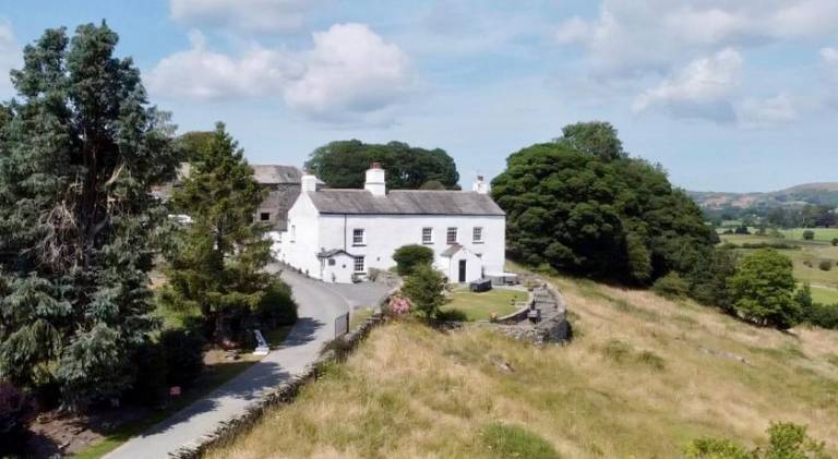 Vacation home with barbecue, jacuzzi & yard in Grange-over-Sands