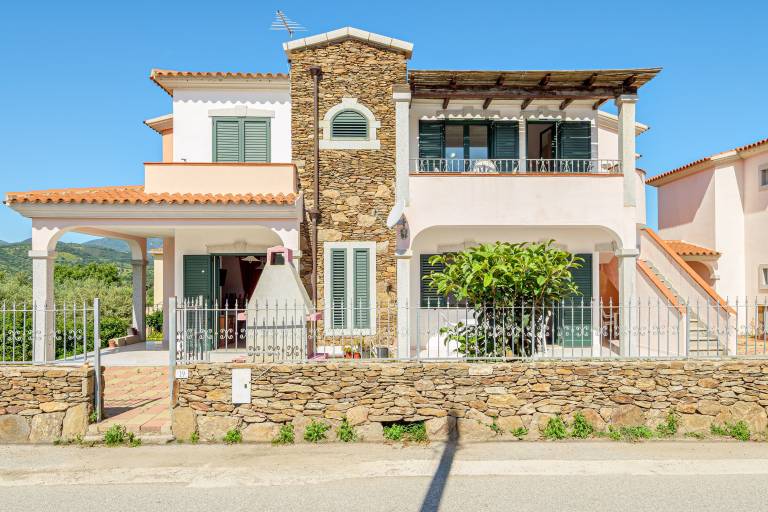 Apartment 'Limpiddu 3' with Mountain View, Shared Garden and Wi-Fi in Budoni
