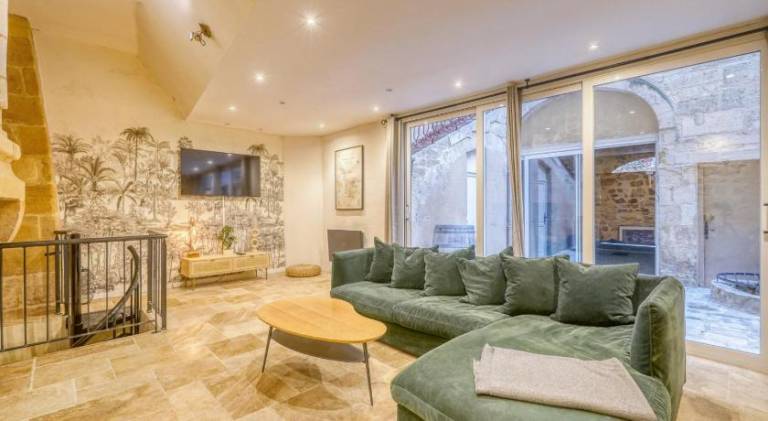 Rental apartment with terrace | Next to Bordeaux Cathedral | Good for workation in Bordeaux