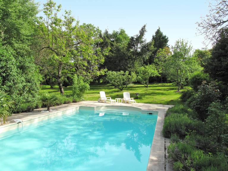 Vacation home with garden, jacuzzi & grill — photo 4