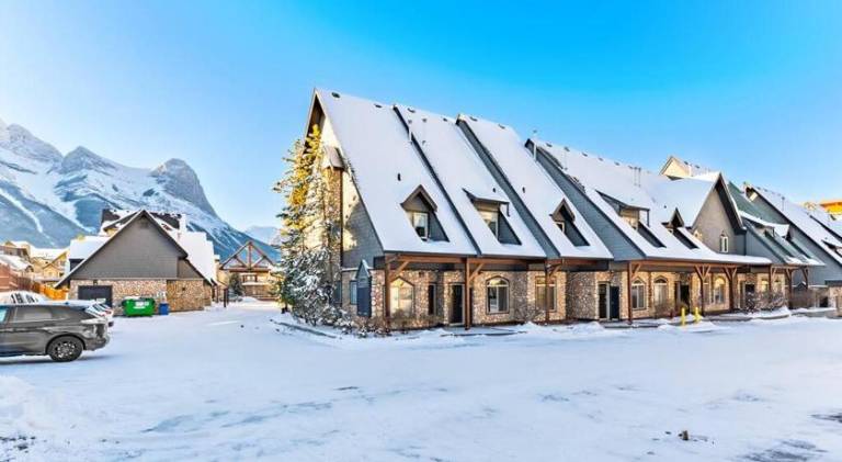 Wonderful holiday apartment with pool & jacuzzi | Pet-friendly in Canmore, AB