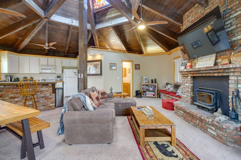 Big Bear Cabin w/ Hot Tub < 3 Mi to Skiing! — photo 4