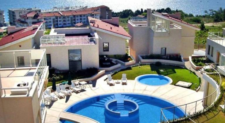 House with pool, yard & jacuzzi — photo 3