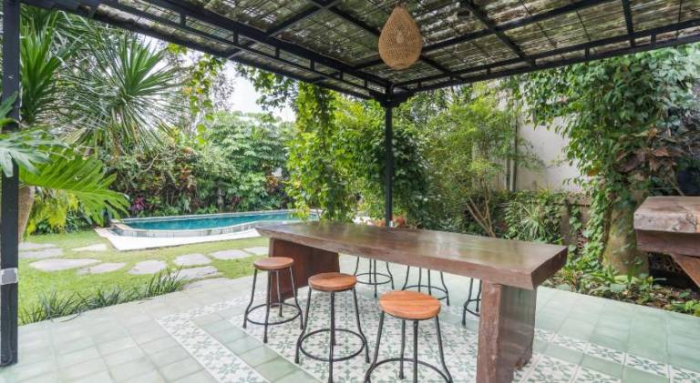 Vacation home with terrace, yard & pool — photo 4