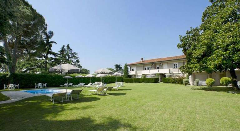 Beautiful serviced apartment with pool, patio & garden | Pet-friendly — photo 4