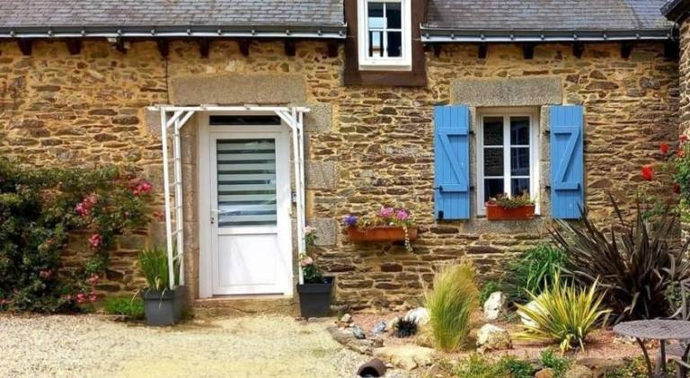 Vacation home with terrace, jacuzzi & grill in Pontivy