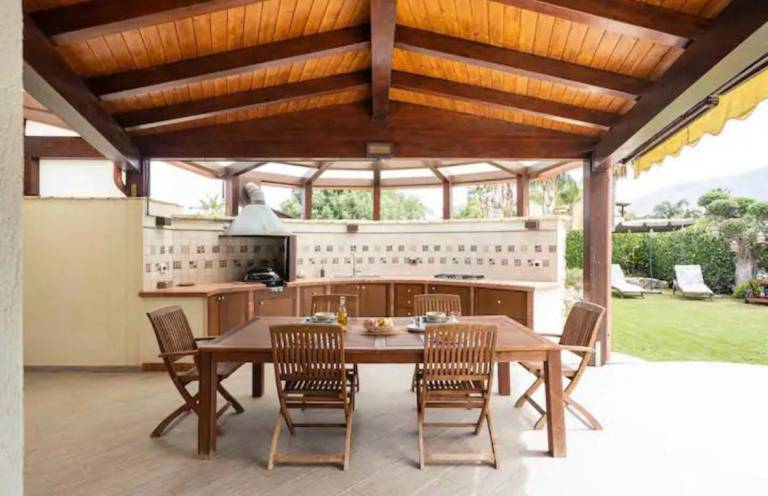 Villa with barbecue, jacuzzi & patio — photo 2