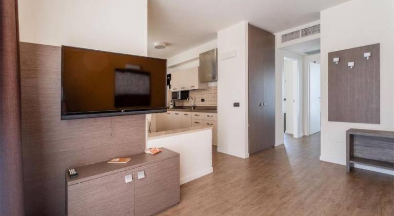 Serviced apartment with pool & patio — photo 2