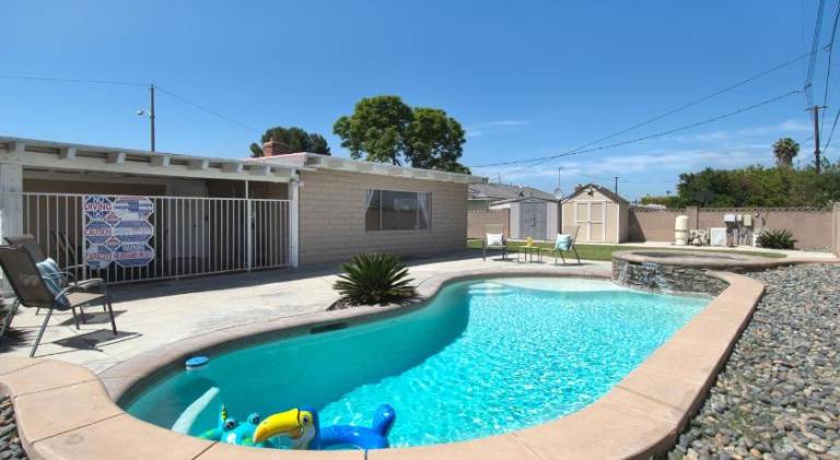 Fully equipped vacation home with hot tub, barbecue & private pool | Pets are welcome in Anaheim, CA