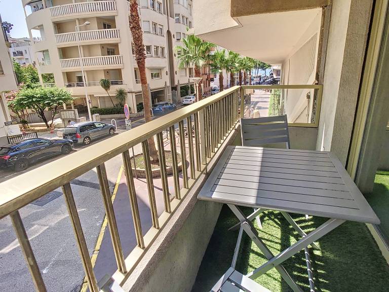 Apartment with yard — photo 3