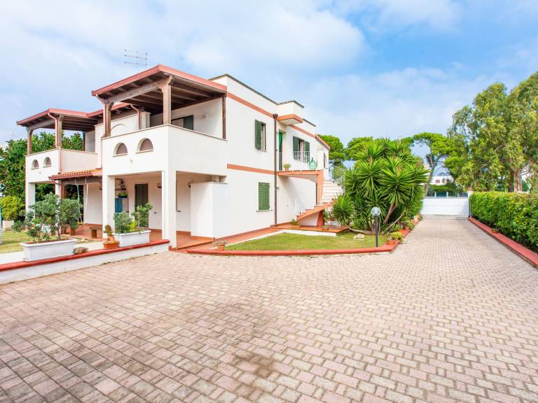 Fully equipped apartment with barbeque, patio & yard | Next to the beach | Pets allowed — photo 2