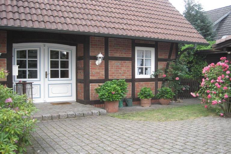 Apartment with patio, barbeque & garden — photo 2