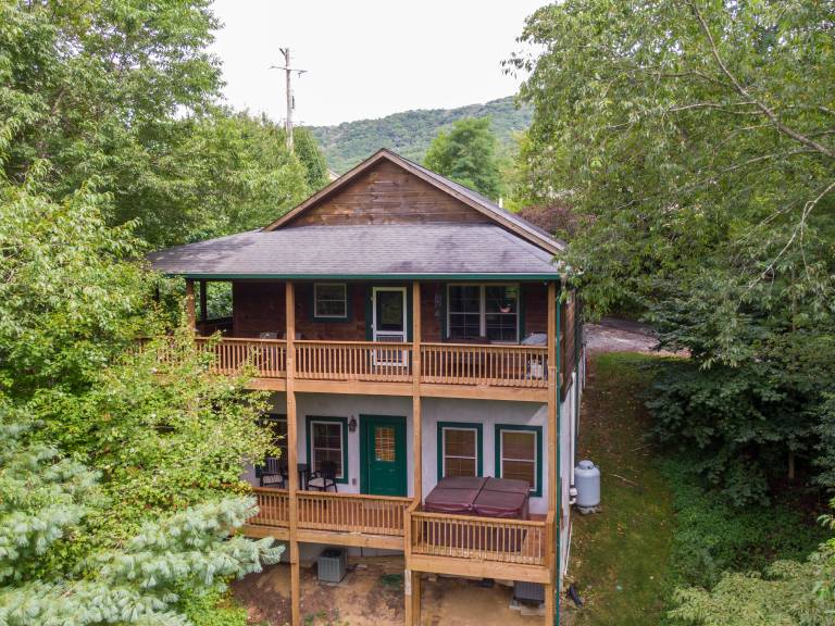 A Happy Roost Rustic cabin near Boone with hot tub gas fireplace — photo 4