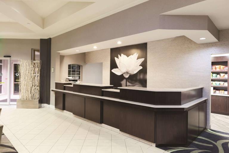 La Quinta Inn & Suites by Wyndham Dallas North Central — photo 5