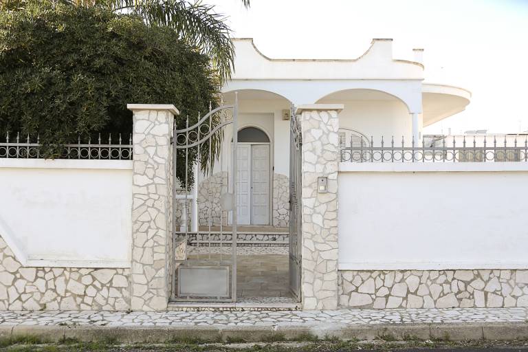 House with terrace & yard | Beach view — photo 3
