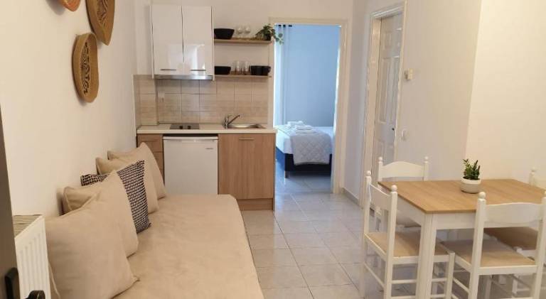 Rental apartment with yard, patio & BBQ — photo 4