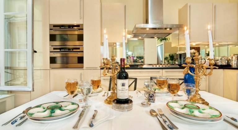 Luxury, Calm and Elegance in the heart of Champs-Elysees with a bottle of Champagne upon your arriva — photo 2
