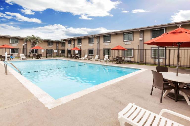 Super 8 by Wyndham Beaumont I-10 South/College St — photo 3
