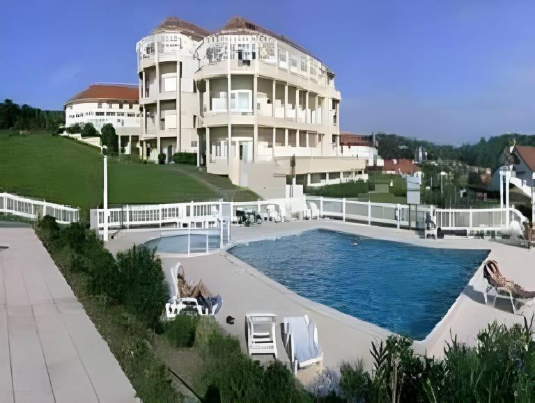 Lovely serviced apartment with pool & garden | Beach nearby | Dogs allowed in Biarritz