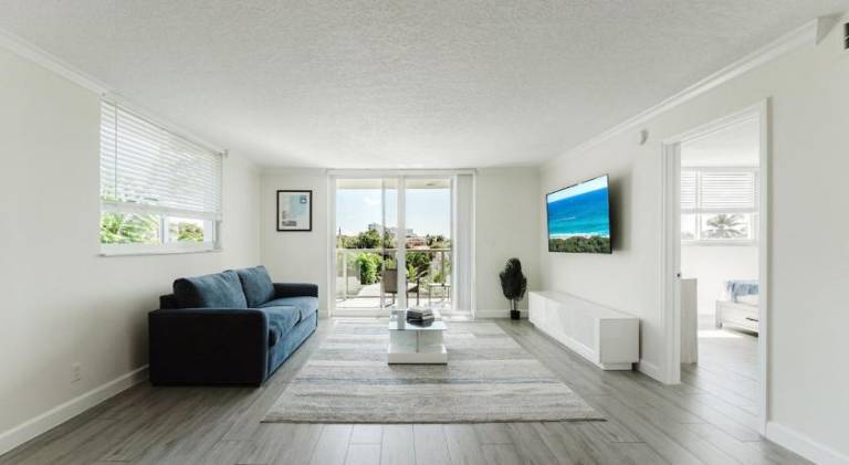 Rental apartment with pool in Boca Raton, FL