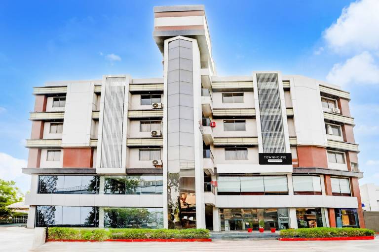 Super Townhouse Prahladnagar