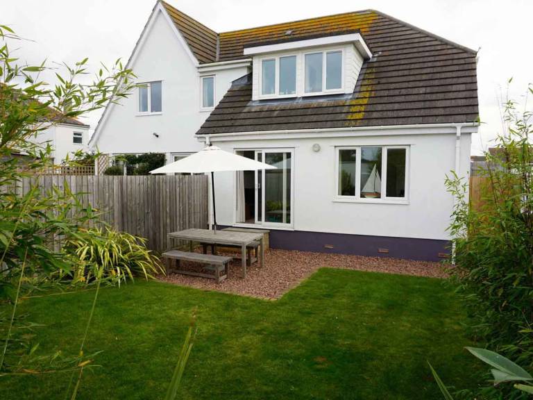 Cottage with yard in Newquay