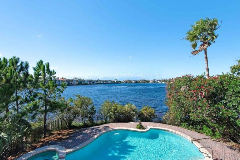 House with barbecue & private pool | Lake view — photo 2