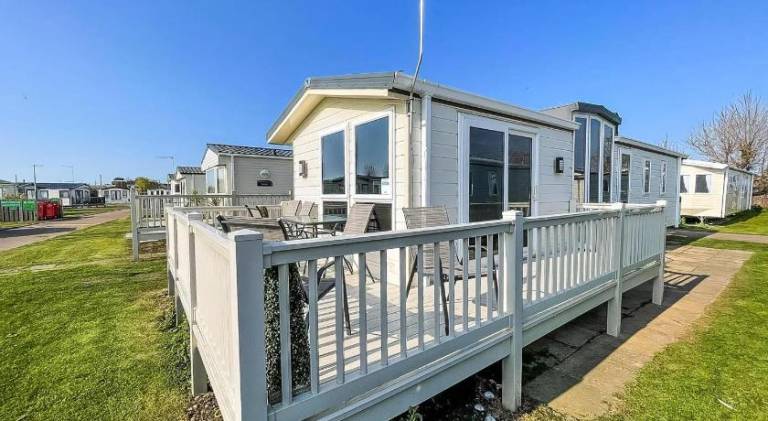 Lovely 6 Berth Caravan With Decking At California Cliffs In Scratby Ref 50048L in Great Yarmouth