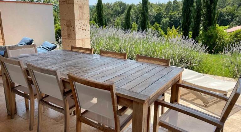 Villa with jacuzzi, yard & patio | Pet-friendly — photo 3