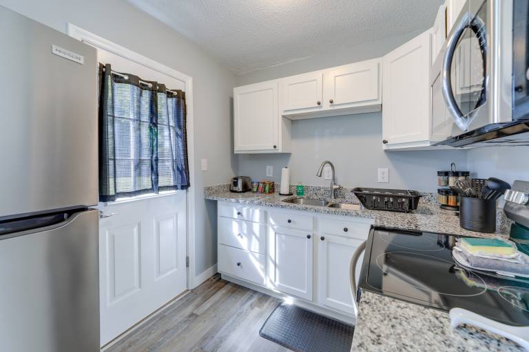 New Bern Abode w/ Yard  2 Mi to Neuse River — photo 3