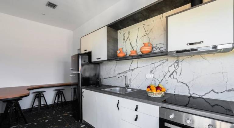 Serviced apartment with patio — photo 3