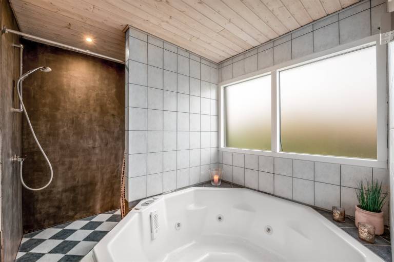 House with hot tub, patio & sauna — photo 4