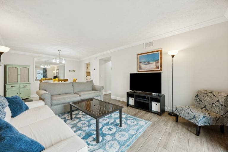 Condo with pool — photo 4