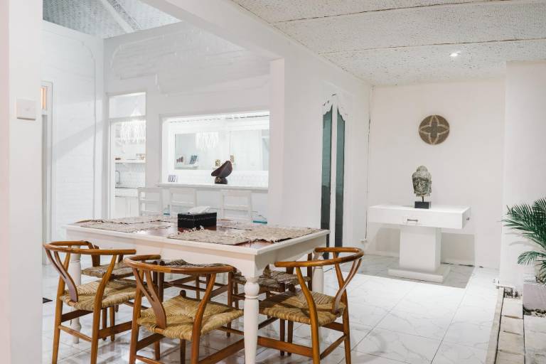Modern 3BR Villa, 4min to Double Six Beach Pool — photo 4