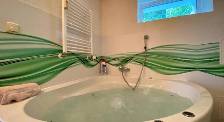 Rental apartment with jacuzzi — photo 3
