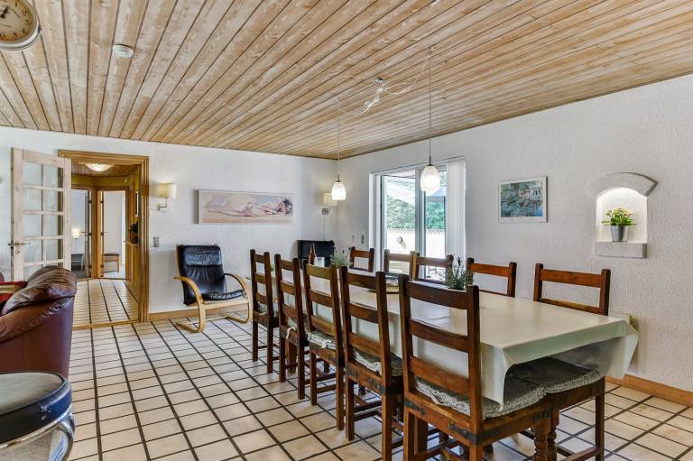 Vacation home with sauna, hot tub & patio — photo 5