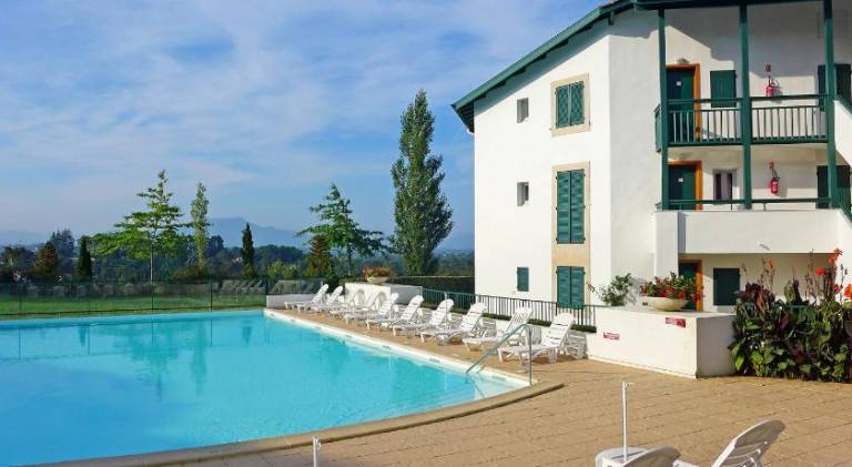 Holiday apartment with pool & patio — photo 4