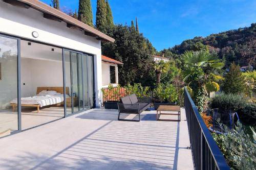 Rental apartment with terrace, yard & private pool — photo 3