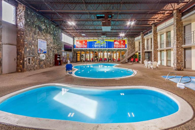 Econo Lodge Inn & Suites Brookings — photo 2