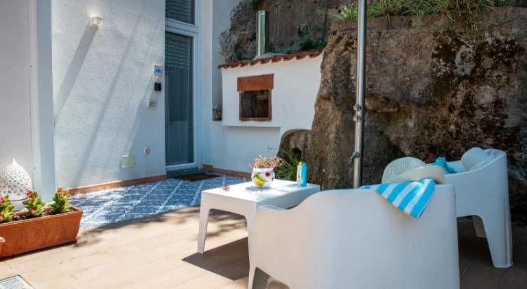 Serviced apartment with garden & patio — photo 5