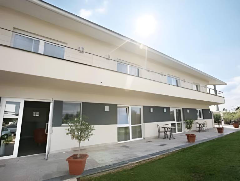 Serviced apartment with terrace & yard in Sausheim