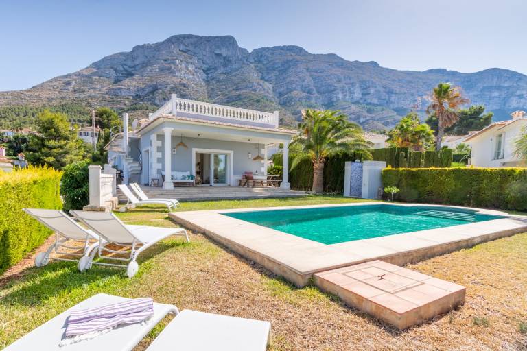Fully equipped spacious villa with yard, patio & private pool | Mountain view | Pet-friendly in Denia