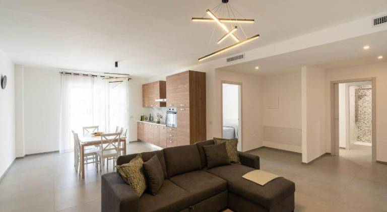 Serviced apartment with patio | Pet-friendly — photo 2
