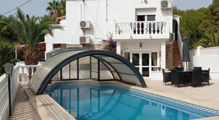 Villa Benucia family guest house in L'Alfas del Pi