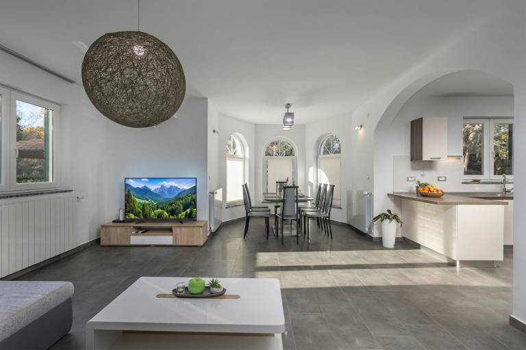 Villa with yard, terrace & private pool — photo 5