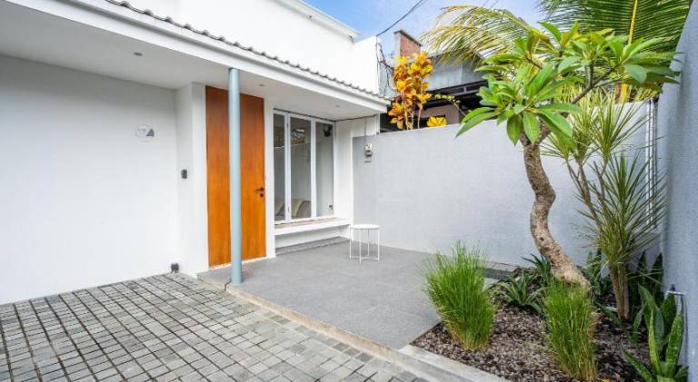 Villa with pool & patio — photo 4