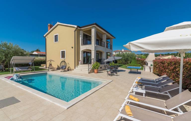 Fully equipped villa with jacuzzi, terrace & yard | Dogs allowed in Porec